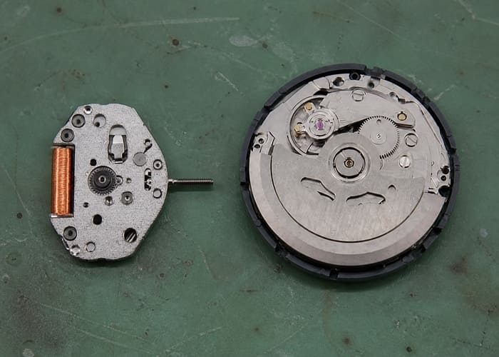 A display of various watch movements, including a quartz and a automatic movement.